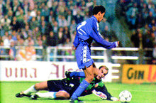 Cargar imagen en el visor de la galería, Camiseta visitante Real Madrid 1994-95 10 Laudrup