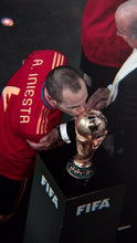 Cargar imagen en el visor de la galería, Camiseta selección española 2010 M 6 A. Iniesta