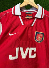 Cargar imagen en el visor de la galería, Camiseta Arsenal FC 1996–98 Home – Talla M | Clásico Premier League