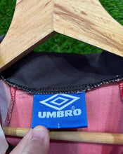 Cargar imagen en el visor de la galería, Camiseta Local Manchester United 1996-98 – Umbro | Sharp