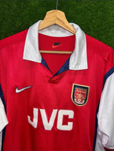 Cargar imagen en el visor de la galería, Camiseta Arsenal FC 1998–99 Home – Talla M | Auténtica de la época