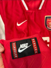 Cargar imagen en el visor de la galería, Camiseta Arsenal FC 1996–98 Home – Talla M | Clásico Premier League