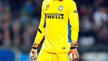 Cargar imagen en el visor de la galería, Camiseta de Portero Inter 2009-10 – Julio César | Triplete Histórico | Nike | Talla L