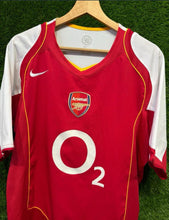 Cargar imagen en el visor de la galería, Camiseta Arsenal FC 2002–04 Home – Talla L | The Invincibles