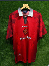 Cargar imagen en el visor de la galería, Camiseta Local Manchester United 1996-98 – Umbro | Sharp