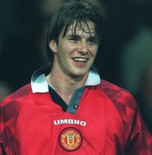 Cargar imagen en el visor de la galería, Camiseta Local Manchester United 1996-98 – Umbro | Sharp