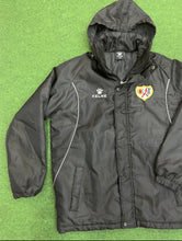 Cargar imagen en el visor de la galería, Abrigo Rayo Vallecano Kelme 2015-16 talla XS