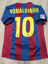Cargar imagen en el visor de la galería, Camiseta FC Barcelona 2004-05 10 Ronaldinho XS