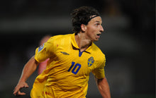 Cargar imagen en el visor de la galería, Camiseta Selección Suecia 2010. 10 Ibrahimovic Talla XL