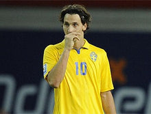 Cargar imagen en el visor de la galería, Camiseta Selección Suecia 2010. 10 Ibrahimovic Talla XL