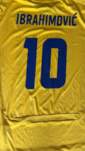 Cargar imagen en el visor de la galería, Camiseta Selección Suecia 2010. 10 Ibrahimovic Talla XL
