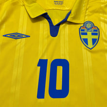 Cargar imagen en el visor de la galería, Camiseta Selección Suecia 2010. 10 Ibrahimovic Talla XL