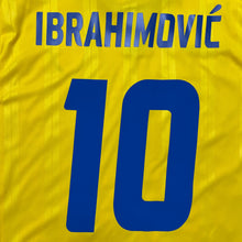 Cargar imagen en el visor de la galería, Camiseta Selección Suecia 2010. 10 Ibrahimovic Talla XL