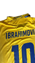 Cargar imagen en el visor de la galería, Camiseta Selección Suecia 2010. 10 Ibrahimovic Talla XL
