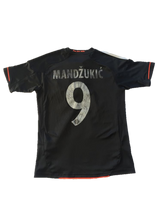 Cargar imagen en el visor de la galería, Camiseta visitante Bayern Munich 2012-13 9 Manduzkic XS