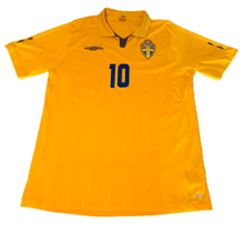 Cargar imagen en el visor de la galería, Camiseta Selección Suecia 2010. 10 Ibrahimovic Talla XL
