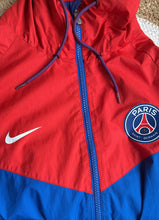 Cargar imagen en el visor de la galería, Chubasquero PSG 2008-09 – Azul/Rojo con capucha | Talla M
