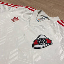 Cargar imagen en el visor de la galería, Camiseta River Plate 80s – Home Blanca | Talla L

