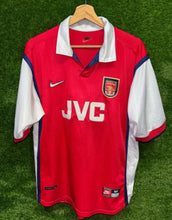 Cargar imagen en el visor de la galería, Camiseta Arsenal FC 1998–99 Home – Talla M | Auténtica de la época
