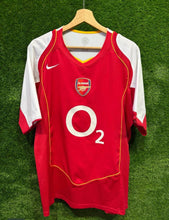 Cargar imagen en el visor de la galería, Camiseta Arsenal FC 2002–04 Home – Talla L | The Invincibles
