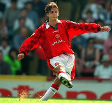 Cargar imagen en el visor de la galería, Camiseta Local Manchester United 1996-98 – Umbro | Sharp
