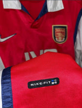 Cargar imagen en el visor de la galería, Camiseta Arsenal FC 1998–99 Home – Talla M | Auténtica de la época
