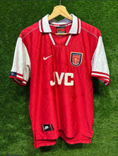 Cargar imagen en el visor de la galería, Camiseta Arsenal FC 1996–98 Home – Talla M | Clásico Premier League
