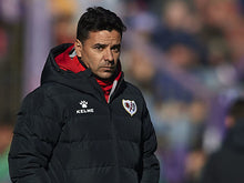 Cargar imagen en el visor de la galería, Abrigo Rayo Vallecano Kelme 2015-16 talla  XS

