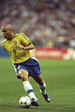 Cargar imagen en el visor de la galería, Camiseta Jappy R9 Brazil – El Fenómeno

