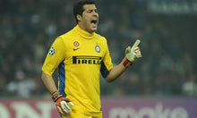 Cargar imagen en el visor de la galería, Camiseta de Portero Inter 2009-10 – Julio César | Triplete Histórico | Nike | Talla L
