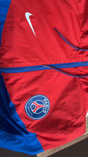 Cargar imagen en el visor de la galería, Chubasquero PSG 2008-09 – Azul/Rojo con capucha | Talla M
