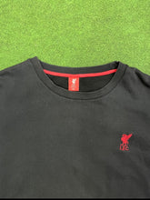 Cargar imagen en el visor de la galería, Sudadera oficial Liverpool FC talla 2XL
