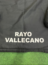 Cargar imagen en el visor de la galería, Abrigo Rayo Vallecano Kelme 2015-16 talla  XS
