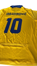 Cargar imagen en el visor de la galería, Camiseta Selección Suecia 2010. 10 Ibrahimovic Talla XL
