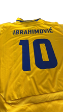 Cargar imagen en el visor de la galería, Camiseta Selección Suecia 2010. 10 Ibrahimovic Talla XL

